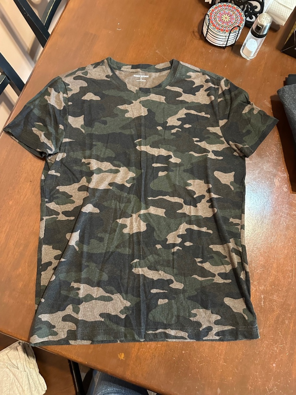 Banana Republic Men's Green Camo T-shirt Size Medium